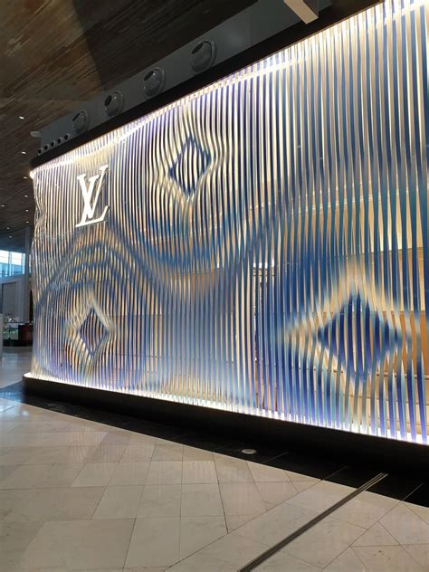 louis vuitton charles de gaulle t2e photos